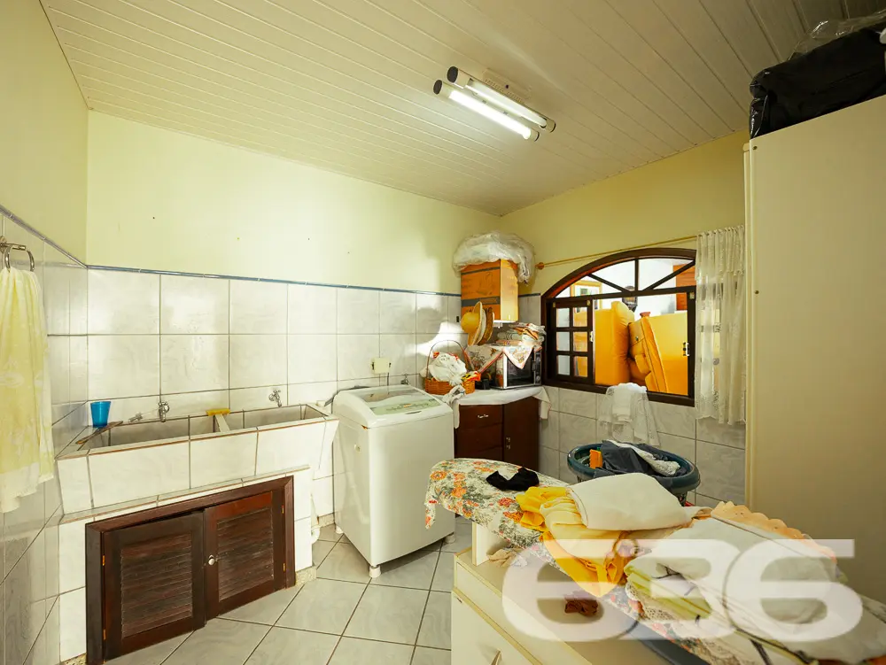 SOBRADO AMPLO NO BAIRRO FLORESTA - SUĂTE COM CLOSE
