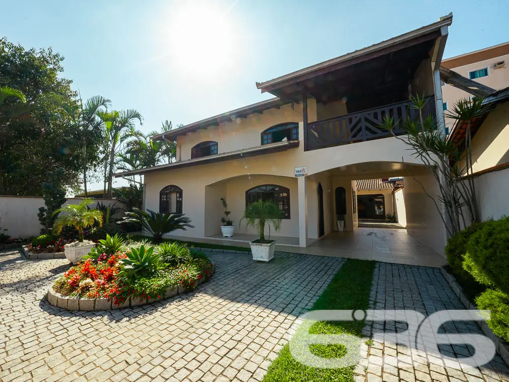 SOBRADO AMPLO NO BAIRRO FLORESTA - SUĂTE COM CLOSE