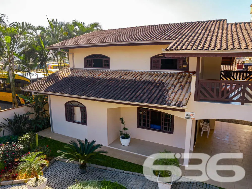 SOBRADO AMPLO NO BAIRRO FLORESTA - SUĂTE COM CLOSE