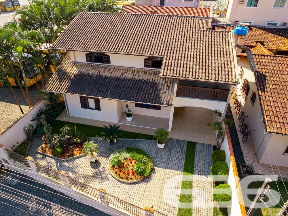 SOBRADO AMPLO NO BAIRRO FLORESTA - SUĂTE COM CLOSE