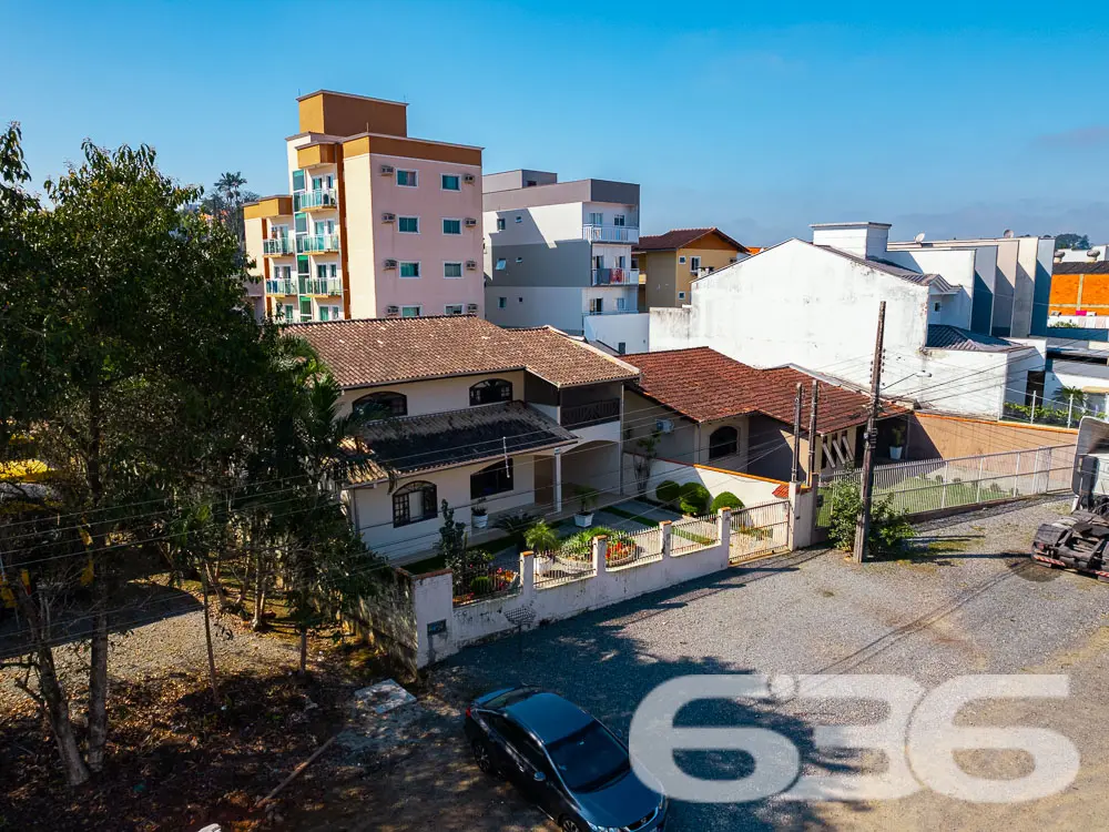 SOBRADO AMPLO NO BAIRRO FLORESTA - SUĂTE COM CLOSE