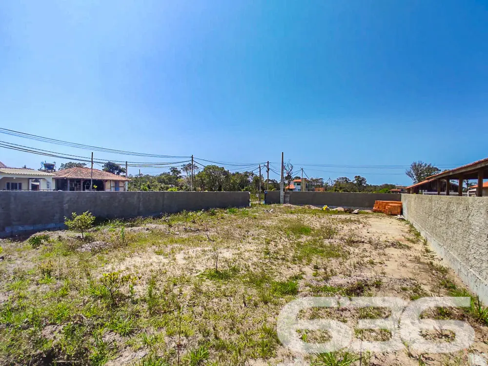 INVISTA NESTE TERRENO DE ESQUINA PRÓXIMO AO CANAL