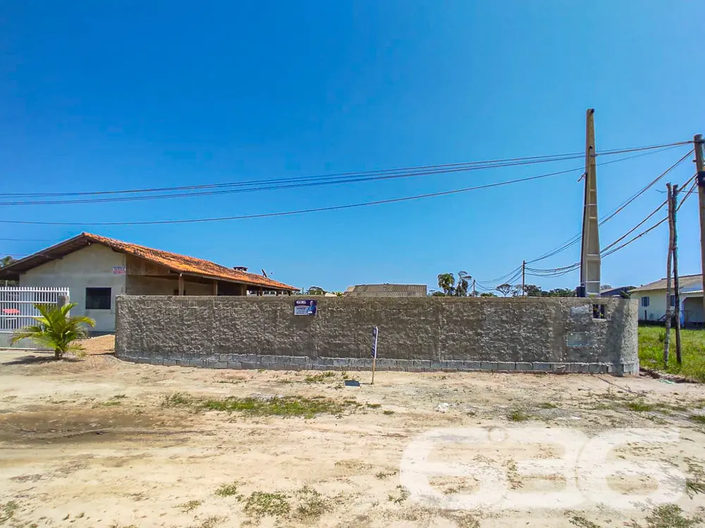INVISTA NESTE TERRENO DE ESQUINA PRÓXIMO AO CANAL