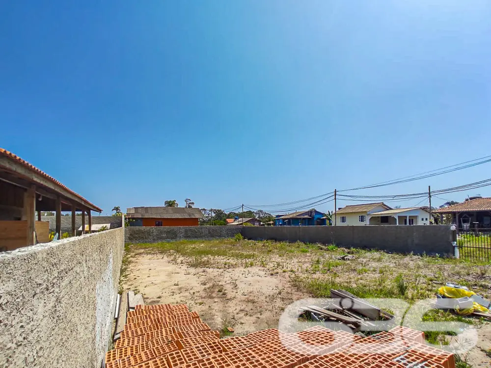 INVISTA NESTE TERRENO DE ESQUINA PRÓXIMO AO CANAL