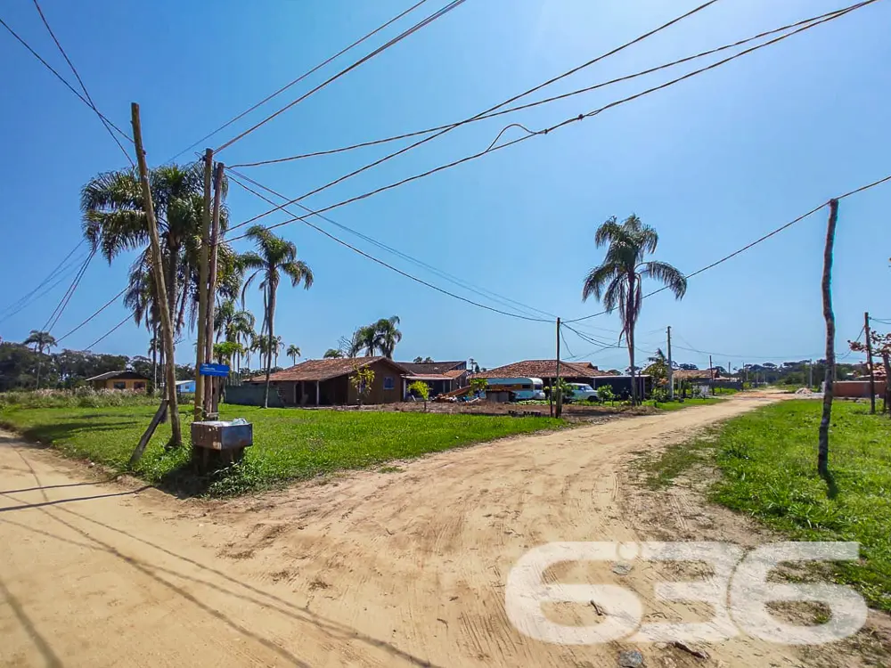 INVISTA NESTE TERRENO DE ESQUINA PRÓXIMO AO CANAL