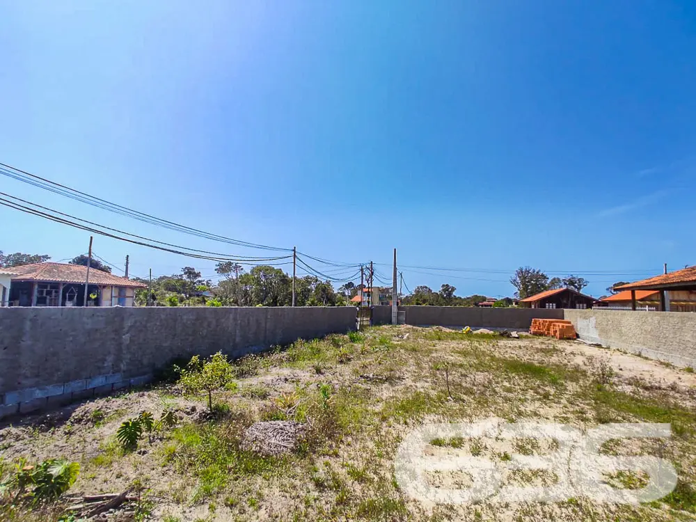 INVISTA NESTE TERRENO DE ESQUINA PRÓXIMO AO CANAL