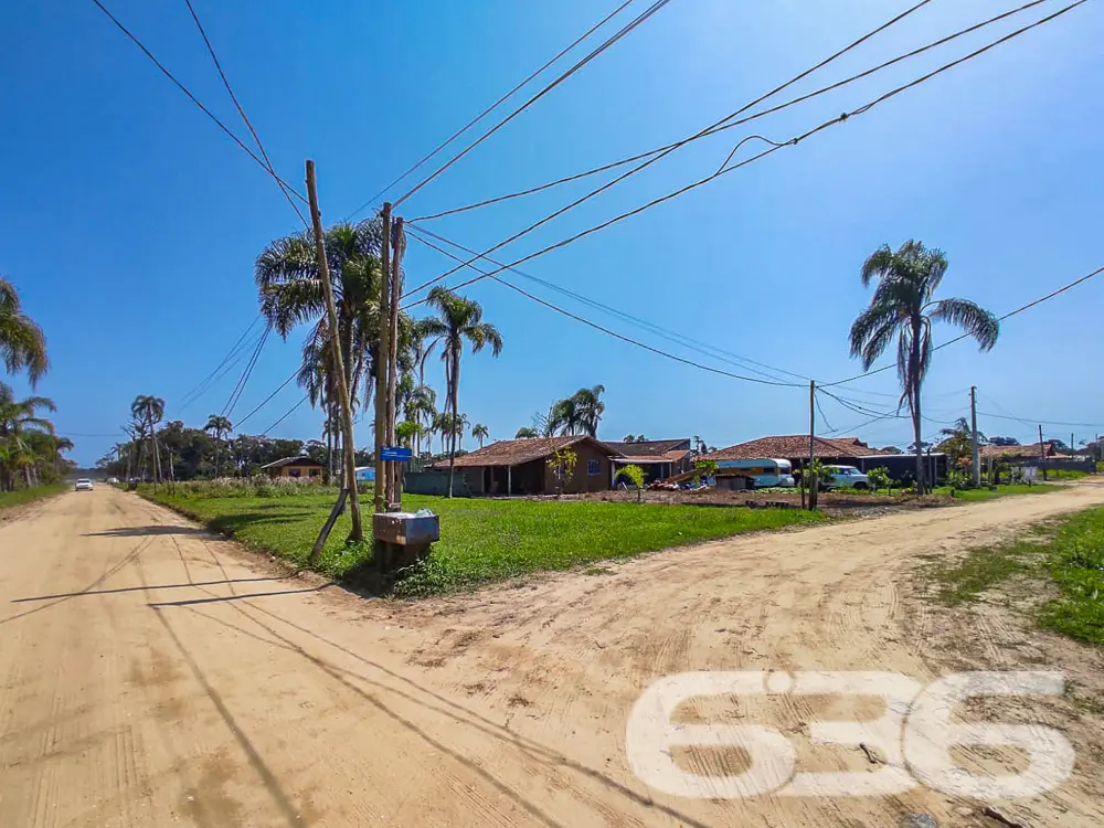 INVISTA NESTE TERRENO DE ESQUINA PRÓXIMO AO CANAL
