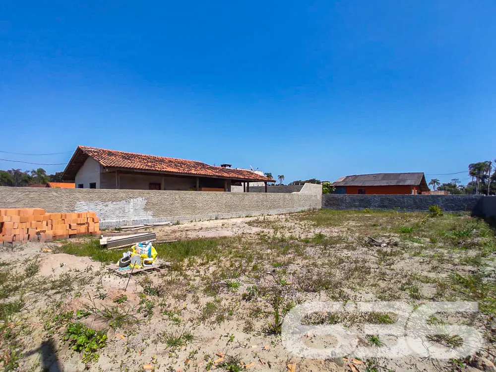 INVISTA NESTE TERRENO DE ESQUINA PRÓXIMO AO CANAL