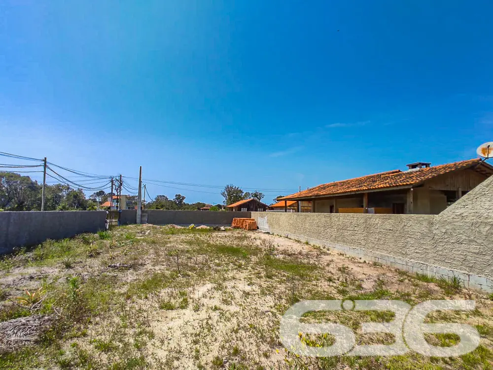 INVISTA NESTE TERRENO DE ESQUINA PRÓXIMO AO CANAL