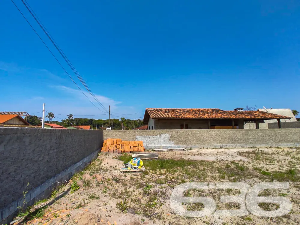 INVISTA NESTE TERRENO DE ESQUINA PRÓXIMO AO CANAL