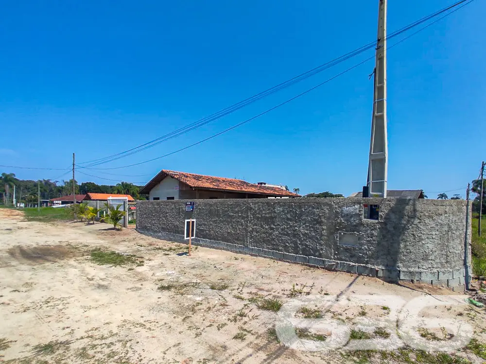 INVISTA NESTE TERRENO DE ESQUINA PRÓXIMO AO CANAL