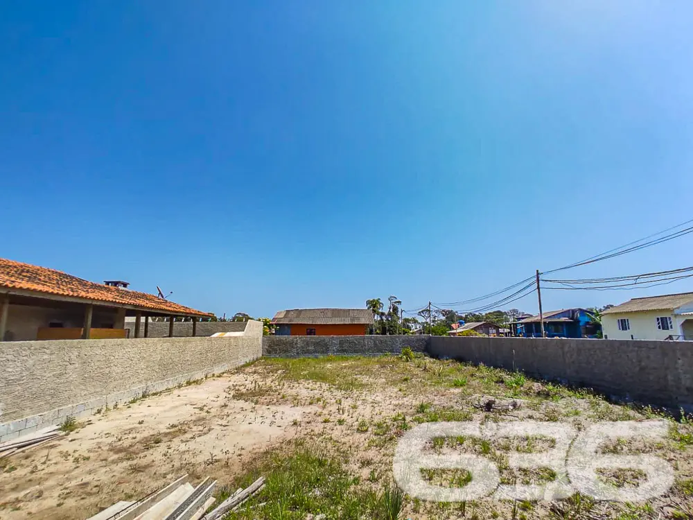 INVISTA NESTE TERRENO DE ESQUINA PRÓXIMO AO CANAL