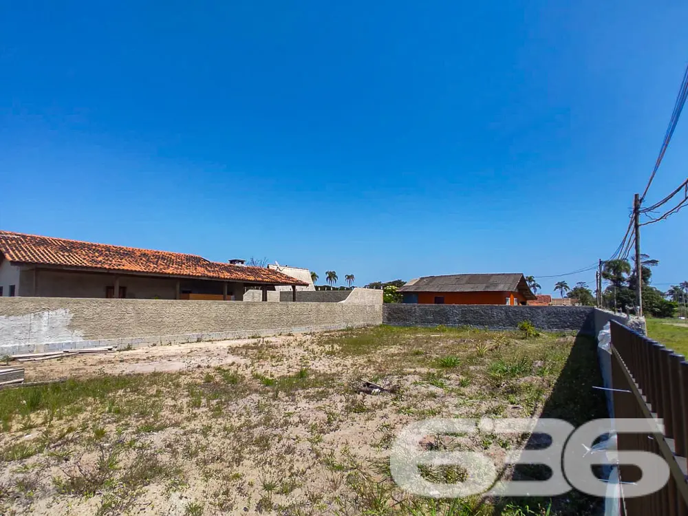 INVISTA NESTE TERRENO DE ESQUINA PRÓXIMO AO CANAL