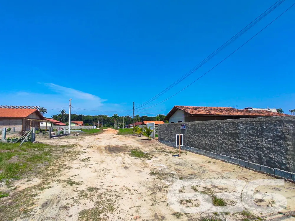 INVISTA NESTE TERRENO DE ESQUINA PRÓXIMO AO CANAL