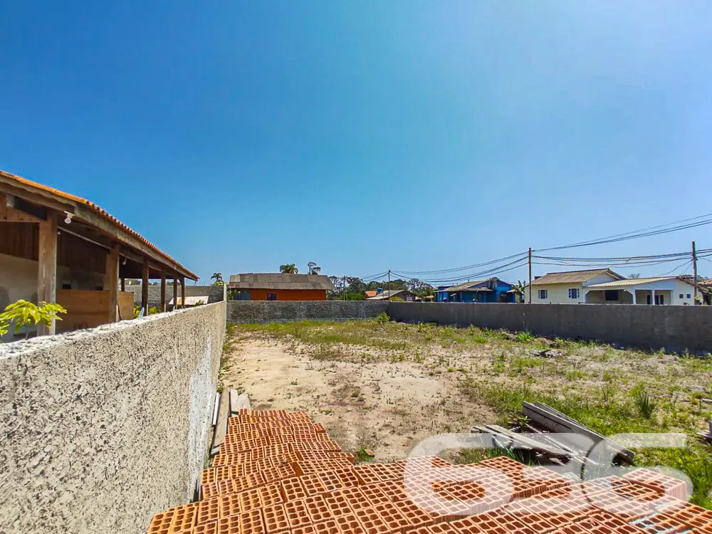 INVISTA NESTE TERRENO DE ESQUINA PRÓXIMO AO CANAL