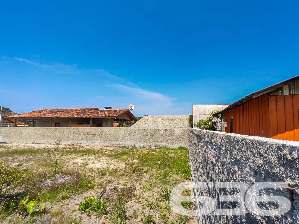 INVISTA NESTE TERRENO DE ESQUINA PRÓXIMO AO CANAL