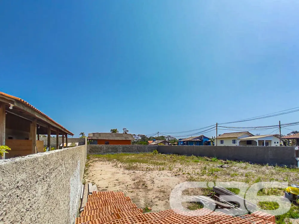 INVISTA NESTE TERRENO DE ESQUINA PRÓXIMO AO CANAL