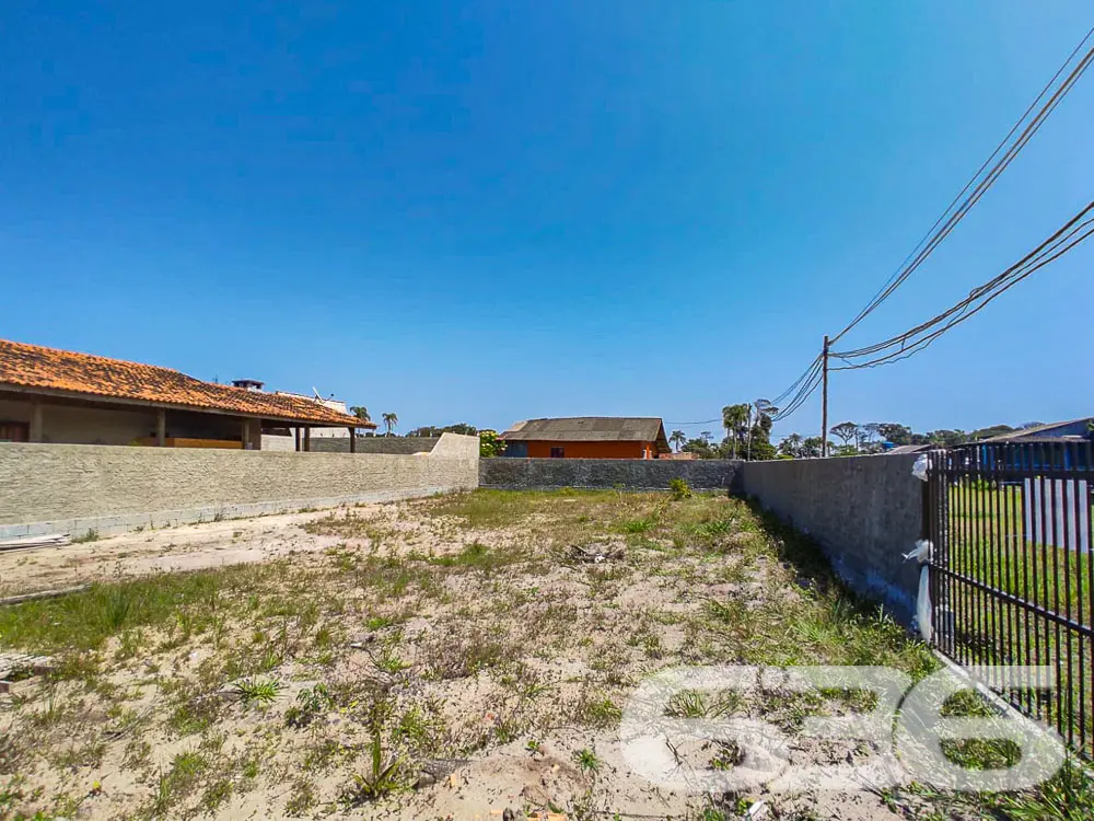 INVISTA NESTE TERRENO DE ESQUINA PRÓXIMO AO CANAL