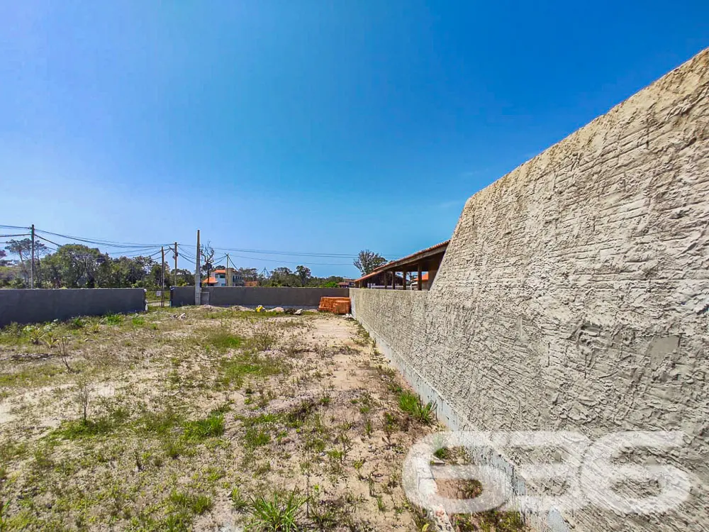 INVISTA NESTE TERRENO DE ESQUINA PRÓXIMO AO CANAL