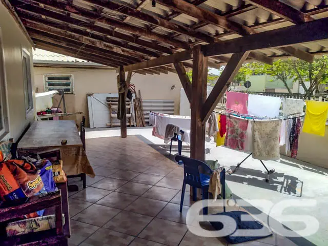 RESIDÊNCIA AMPLA COM 5 DORMITÓRIOS E VISTA PARA A