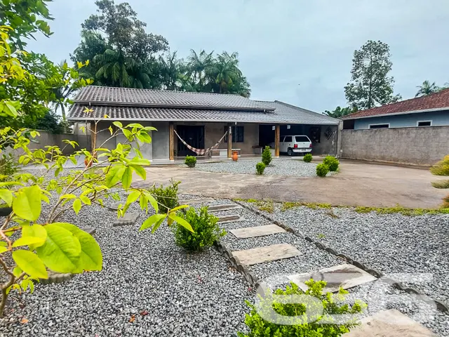 BAIRRO ADHEMAR GARCIA: RESIDÊNCIA COM SUÍTE E CLOS