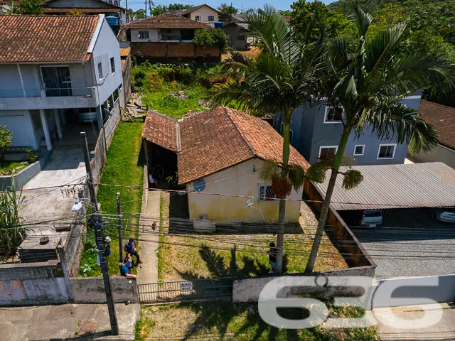 BAIRRO PARANAGUAMIRIM: TERRENO COM POTENCIAL INCRĂ