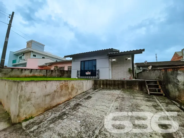 VENDE-SE CASA COM SUÍTE + 2 DORMITÓRIOS NO BAIRRO 