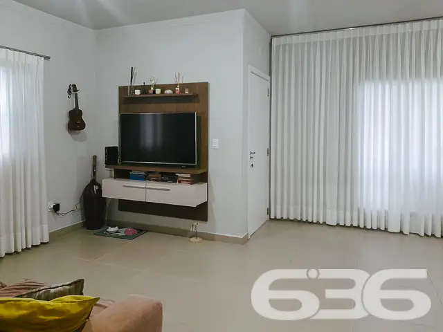 VENDE-SE CASA COM SUÍTE + 2 DORMITÓRIOS NO BAIRRO 