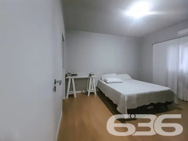 VENDE-SE CASA COM SUÍTE + 2 DORMITÓRIOS NO BAIRRO 