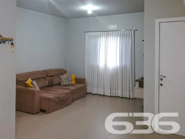 VENDE-SE CASA COM SUÍTE + 2 DORMITÓRIOS NO BAIRRO 