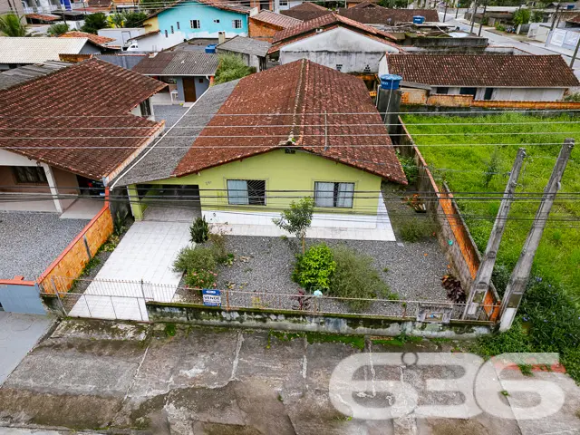 CASA COM ESPAÇO E POTENCIAL NO BAIRRO JOÃO COSTA -