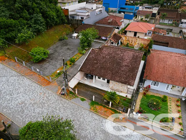 CASA ACONCHEGANTE COM AMPLO QUINTAL NO BOEHMERWALD