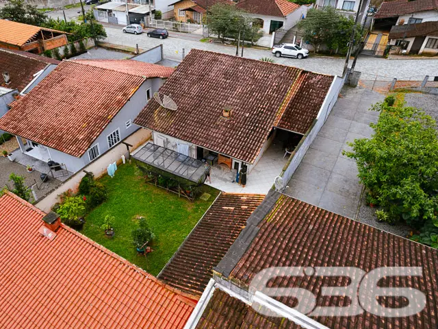 CASA ACONCHEGANTE COM AMPLO QUINTAL NO BOEHMERWALD