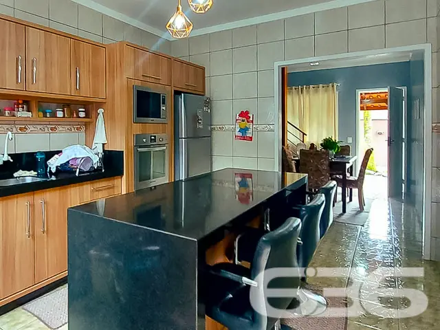 IMÓVEL COM 5 DORMITÓRIOS E PISCINA NO BAIRRO AVENT