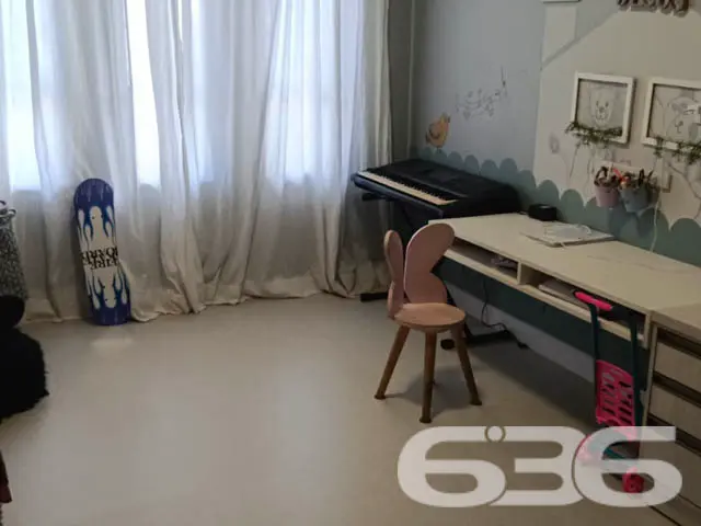 Apresentamos a você uma residência geminada, sobra