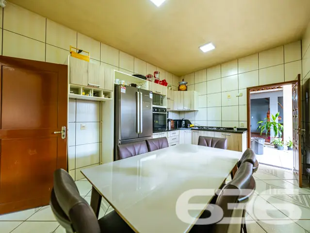 Este imóvel totalmente mobiliado oferece três dorm