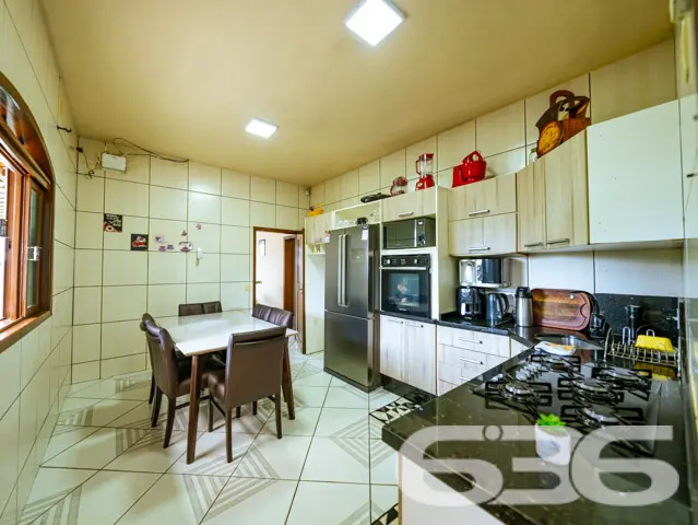 Este imóvel totalmente mobiliado oferece três dorm