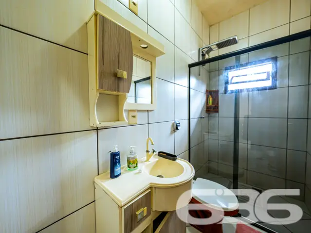 Este imóvel totalmente mobiliado oferece três dorm