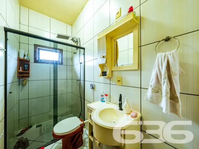 Este imóvel totalmente mobiliado oferece três dorm