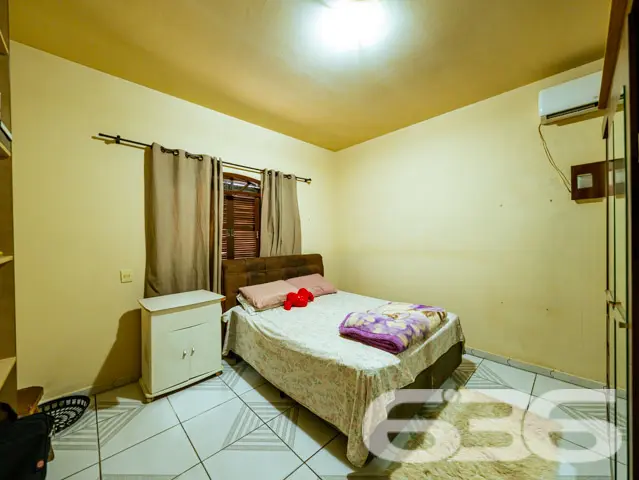 Este imóvel totalmente mobiliado oferece três dorm