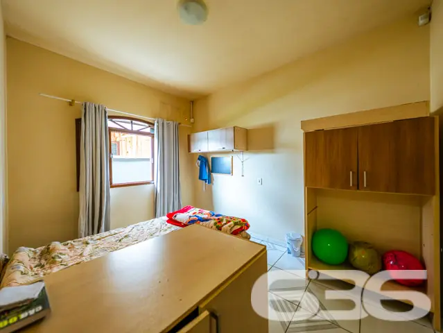 Este imóvel totalmente mobiliado oferece três dorm