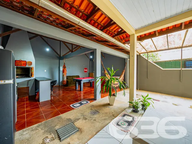 Este imóvel totalmente mobiliado oferece três dorm