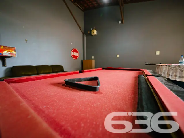 Este imóvel totalmente mobiliado oferece três dorm