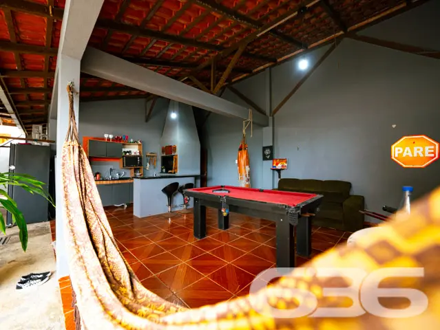 Este imóvel totalmente mobiliado oferece três dorm