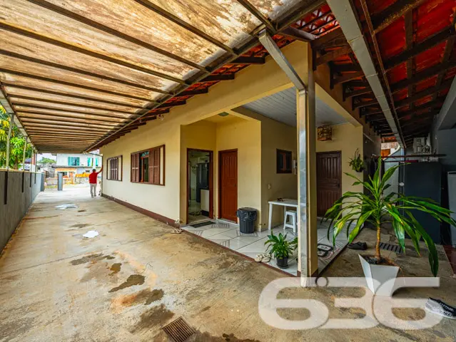 Este imóvel totalmente mobiliado oferece três dorm