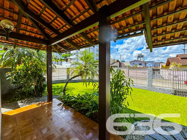 Descubra a sofisticação e o conforto em uma residê