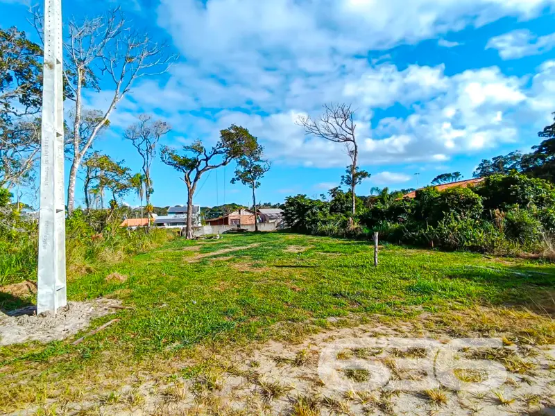 Terreno plano e pronto para construir a poucos met