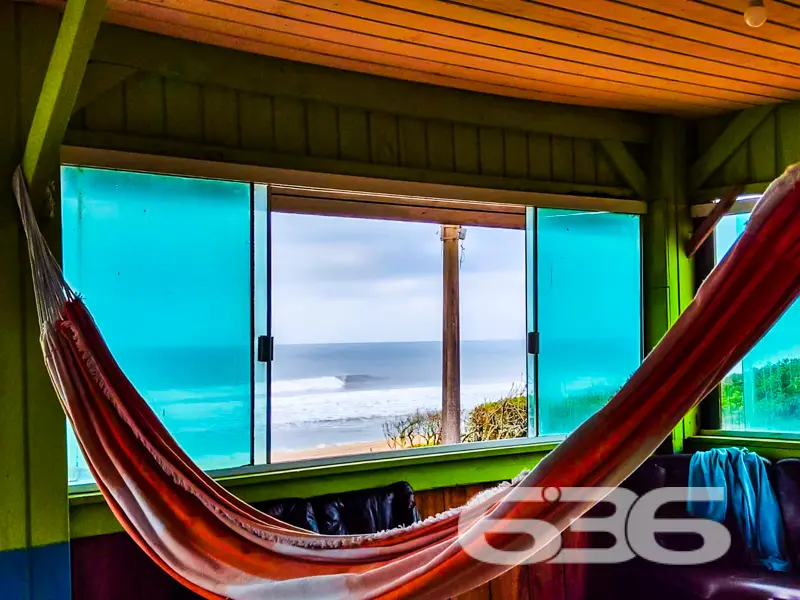 Pé na areia, vista eterna para o mar e a liberdade