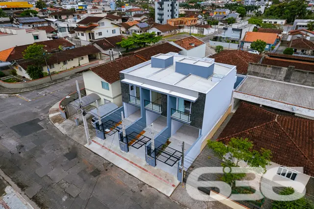 OPORTUNIDADE DE SOBRADO NO BAIRRO COSTA E SILVA

S