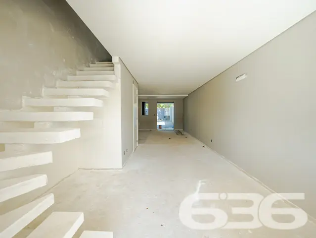 Apresentamos um refinado imóvel geminado, uma joia